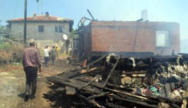 Bigadiç’te bir ev ve samanlık yandı