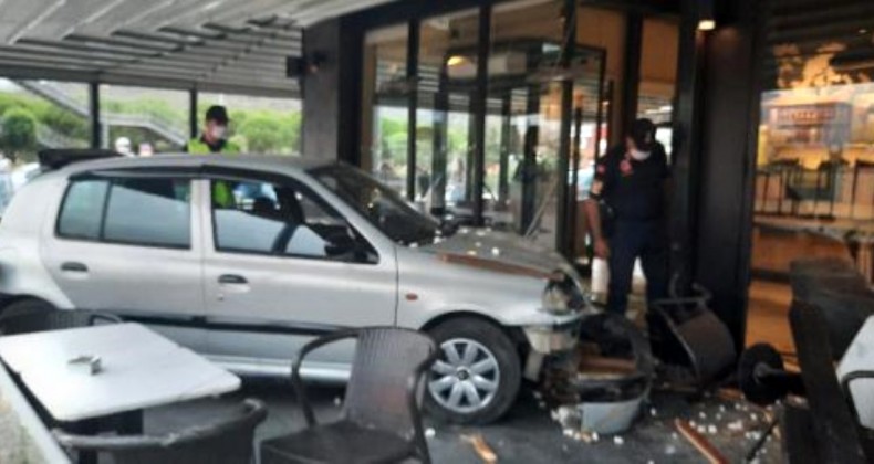 Fren yerine gaza basan ehliyetsiz sürücü, otomobille AVM’deki kafeye girdi: 2 yaralı