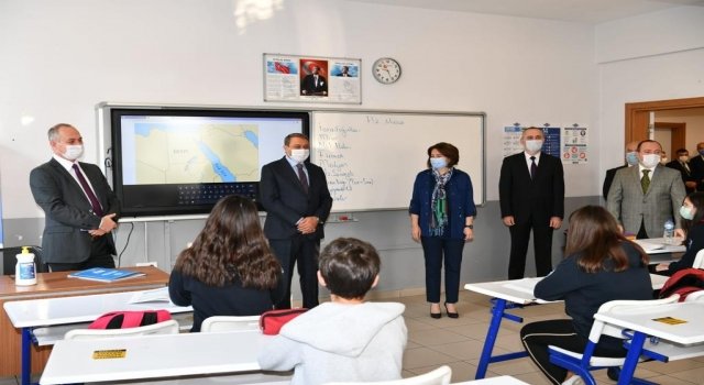 Balıkesir Valisi Hasan Şıldak’tan öğrencilere maske, mesafe, temizlik ödevi