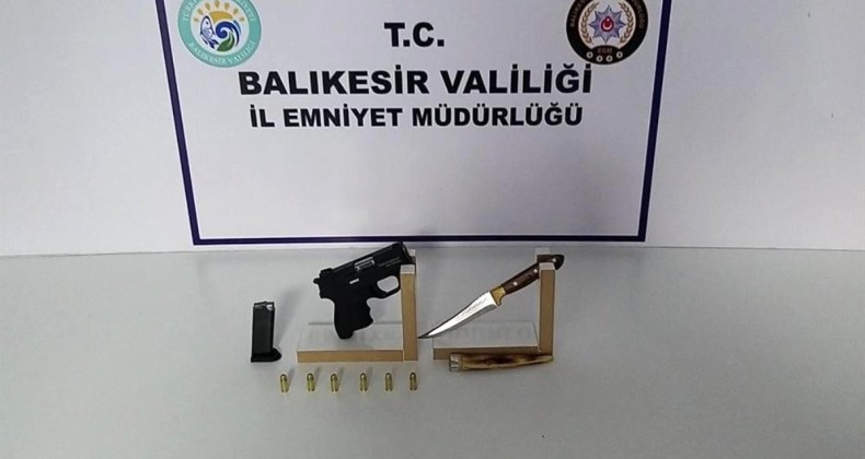 Balıkesir’de polis 13 aranan şahıs ve çok sayıda silah yakaladı