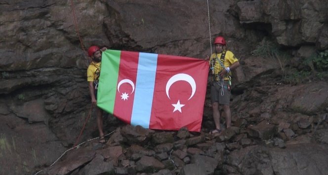 Dağcılar Tortum Şelalesi’nde Azerbaycan ve Türk bayrağı açtı