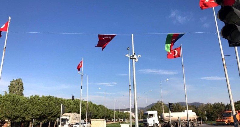 Kepsut’un girişine Türk ve Azerbaycan bayrağı asıldı