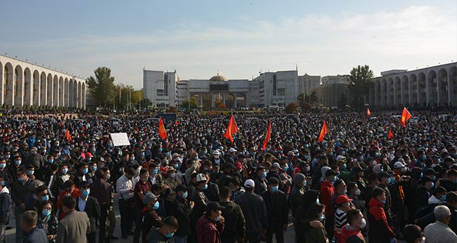 Kırgızistan Cumhurbaşkanı Ceenbekov, Bişkek’te yeniden OHAL ilan etti
