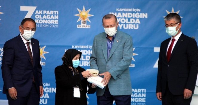 Safiye Teyze Cumhurbaşkanı Erdoğan’a kendi elleriyle ördüğü çorabı hediye etti.