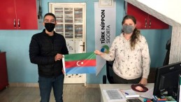Kepsutlu gençler zaferi, Azerbaycan bayrağı dağıtarak kutladı