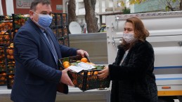 Havran’da sağlık çalışanlarına 2 ton mandalina dağıtıldı