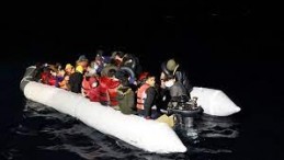 Balıkesir açıklarında Türk kara sularına itilen 28 sığınmacı kurtarıldı