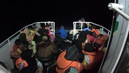 Ayvalık açıklarında lastik botta bulunan 49 düzensiz göçmen kurtarıldı