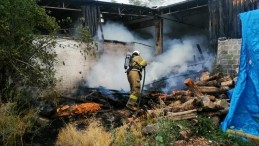 Edremit’te marangozhanede çıkan yangın paniğe neden oldu