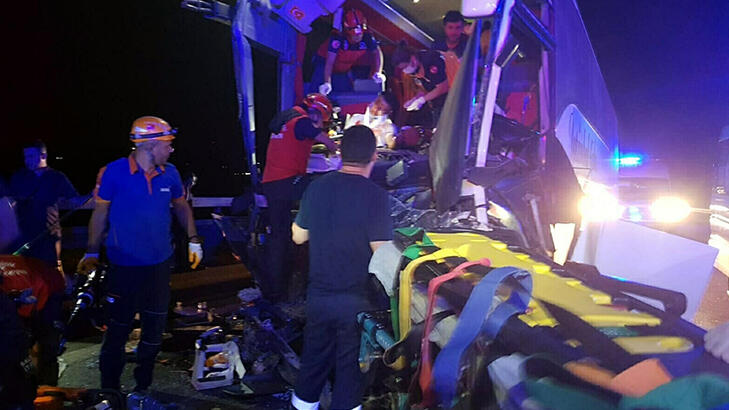Balıkesir’de Otobüs Mikserle çarpıştı; 2’si Ağır 44 Yaralı