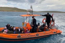 Ayvalık açıklarında mahsur kalan 27 düzensiz göçmen kurtarıldı